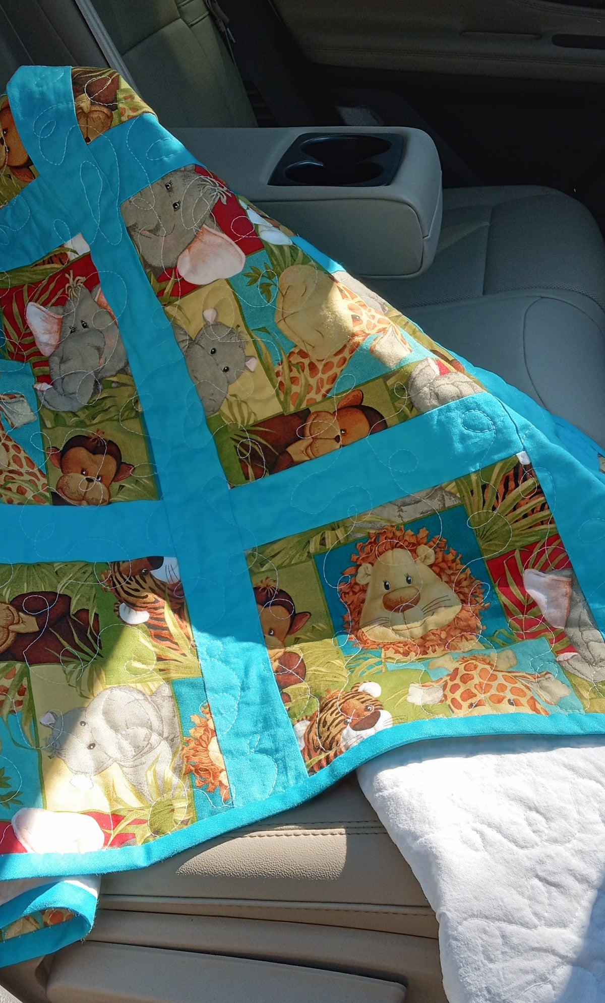 ★ ★ ★ ★ ★ GIVEAWAY! Animals Out of the Blue – Nursery and Toddler Quilt